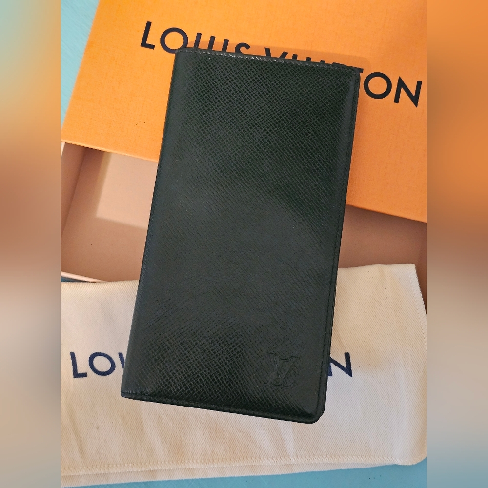 LOUIS VUITTON Taiga Brazza Wallet in dark green - Picture 3 of 9
